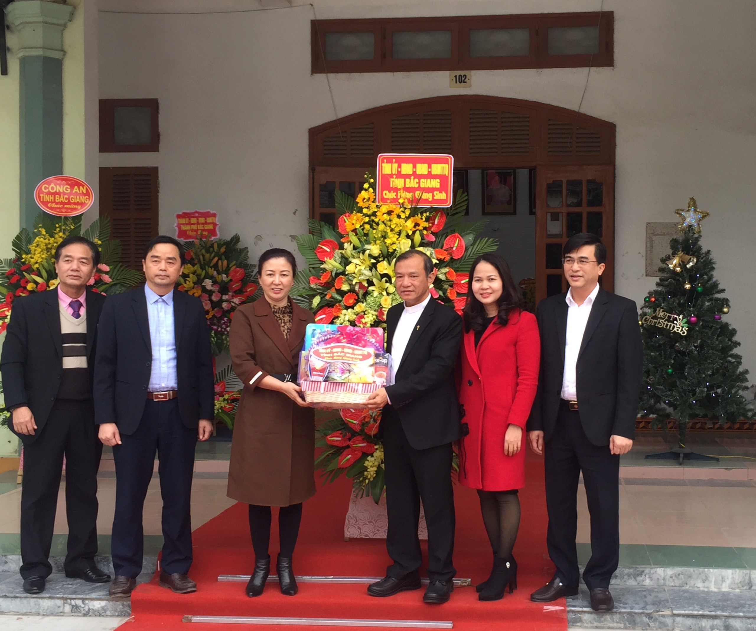 Đai diện lãnh đạo Tỉnh ủy-HĐND-UBND, Uỷ ban MTTQ tỉnh thăm, tặng quà giáo sứ Bắc Giang nhân dịp...